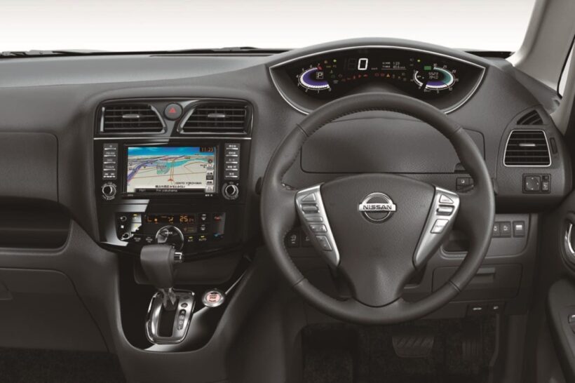 日産「セレナS-HYBRID」のコクピット