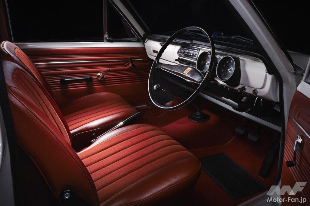初代「カローラ」の赤基調の室内