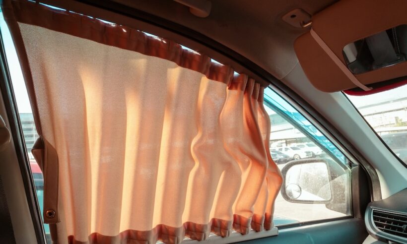 助手席窓に取り付けられたカーテンの写真