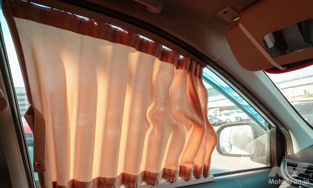 助手席窓に取り付けられたカーテンの写真