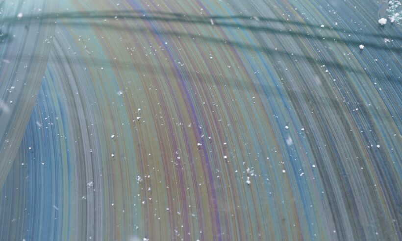 油膜で覆われたフロントガラス