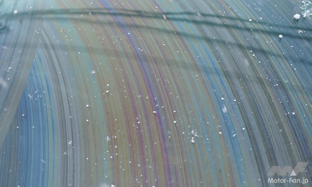 油膜で覆われたフロントガラス