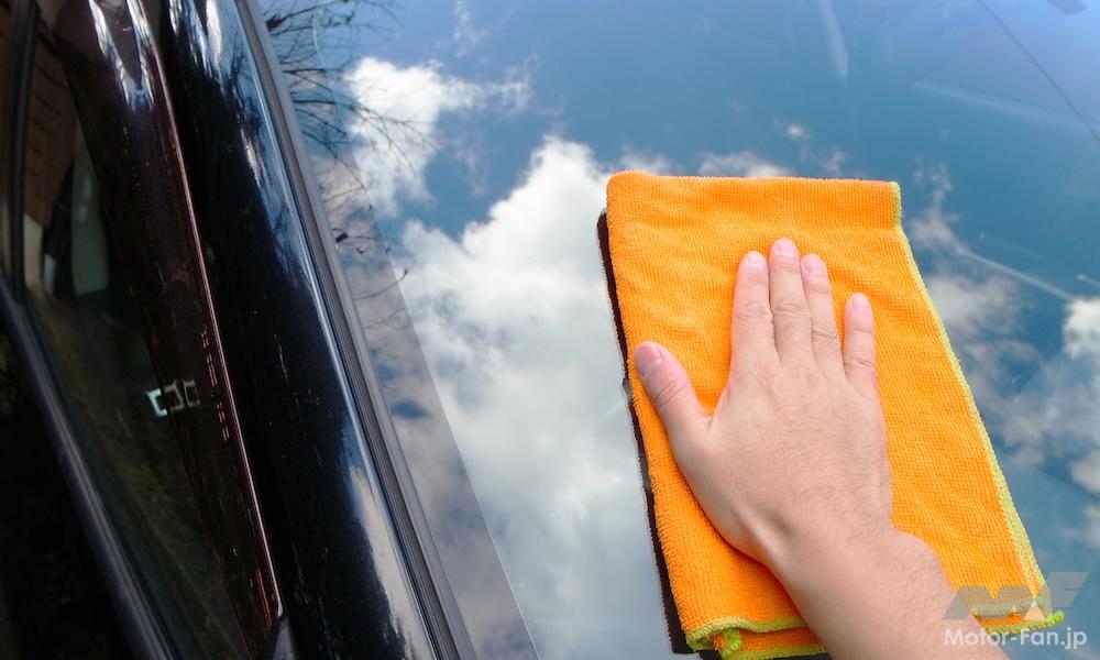 フロントガラスを洗うようす