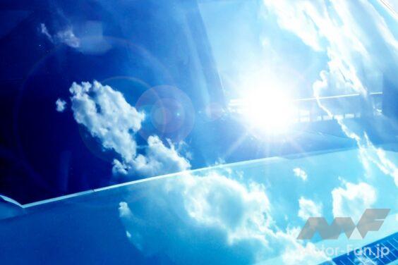 夏の日差しを浴びるクルマ