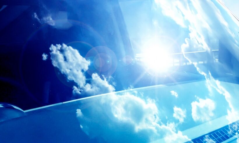 夏の日差しを浴びるクルマ