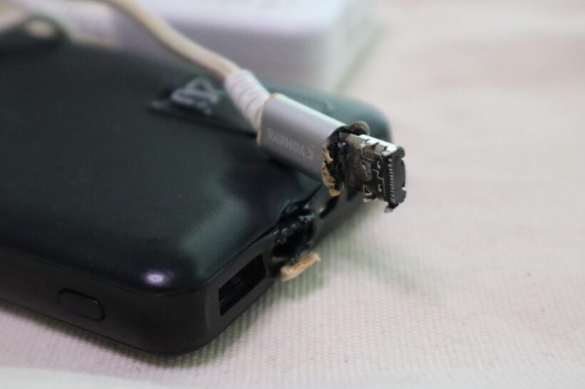 溶けたモバイルバッテリーのコード