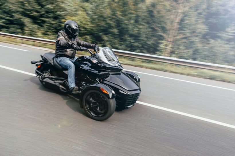 三輪バイクに乗る人の写真