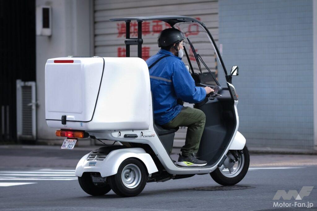 三輪バイクに乗る人