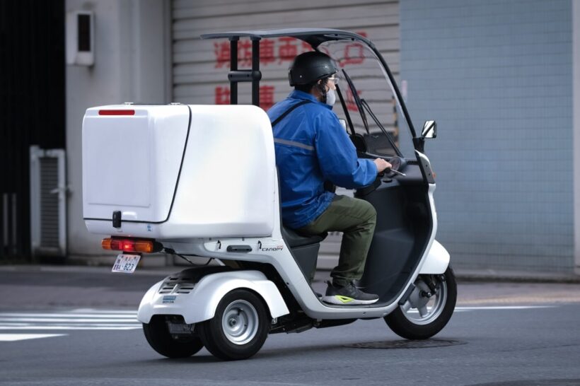 三輪バイクに乗る人