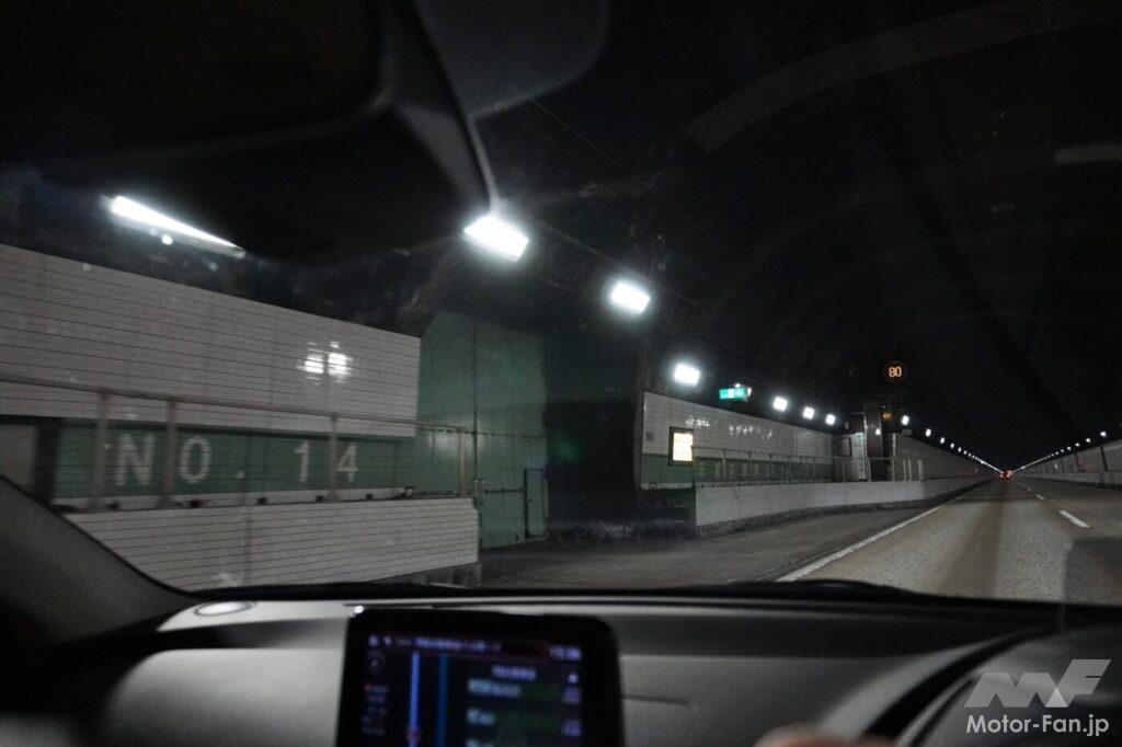 トンネル内の非常駐車帯