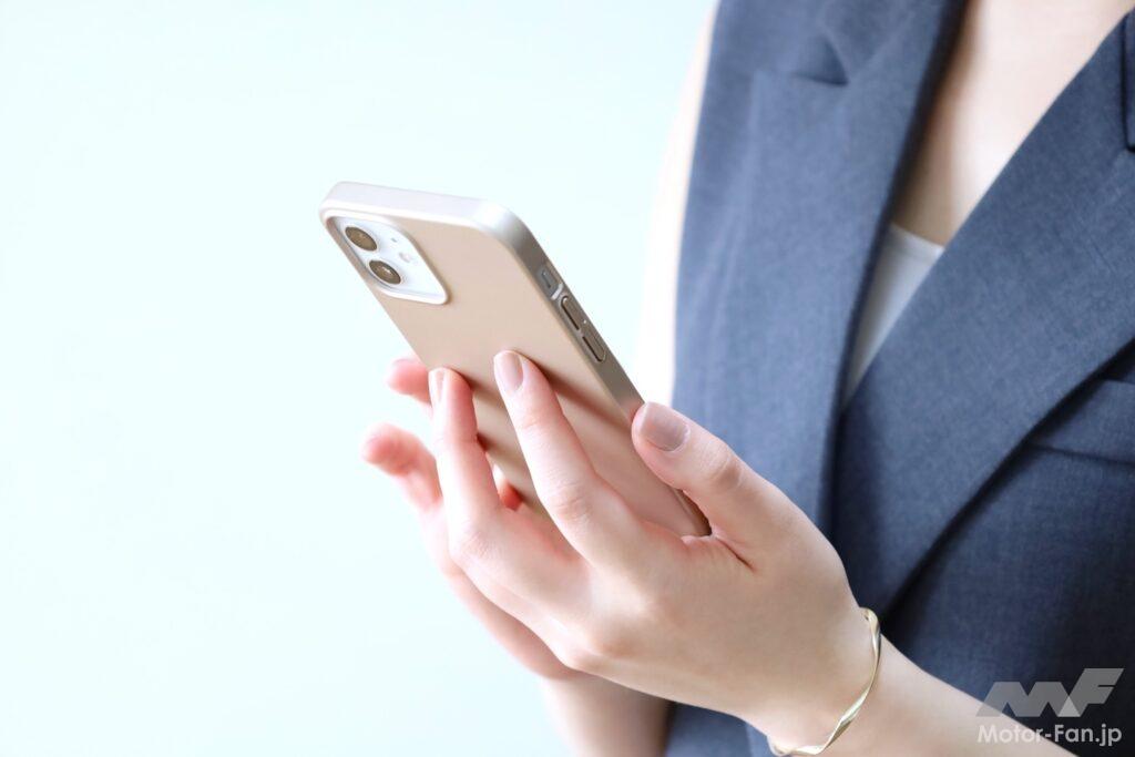 スマホを操作する人の手元