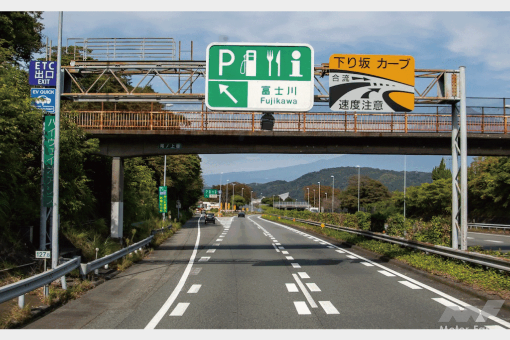 SA・PAがあることを示す道路標識の写真