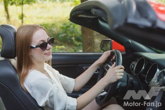 クルマを運転する外国の女性