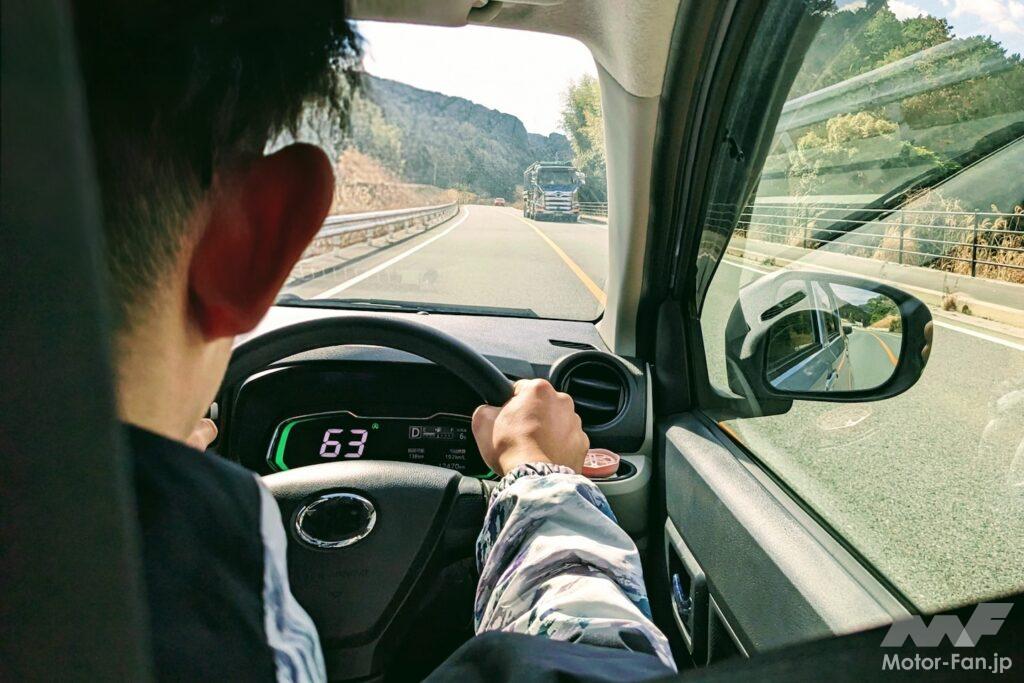 クルマを運転する男性