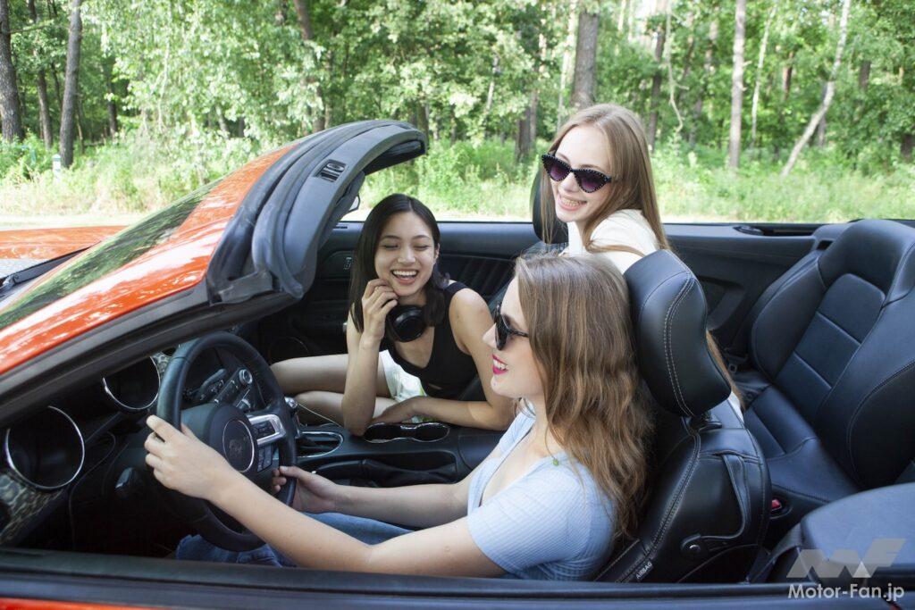 クルマを運転する外国人の女性