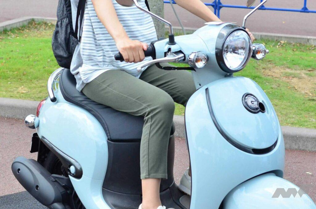 原付一種に乗る人の写真