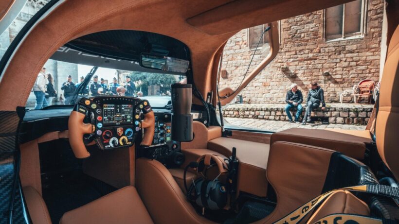 操作系はレーシングカーそのもので、「包丁の前のニワトリ」の気分だったそうだ。