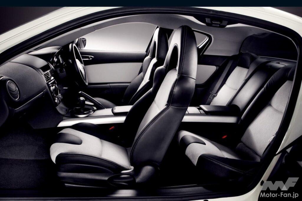 「RX-8ロータリー40周年記念車」の黒基調のインテリア