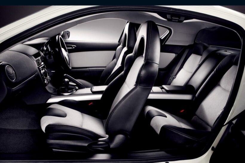 「RX-8ロータリー40周年記念車」の黒基調のインテリア