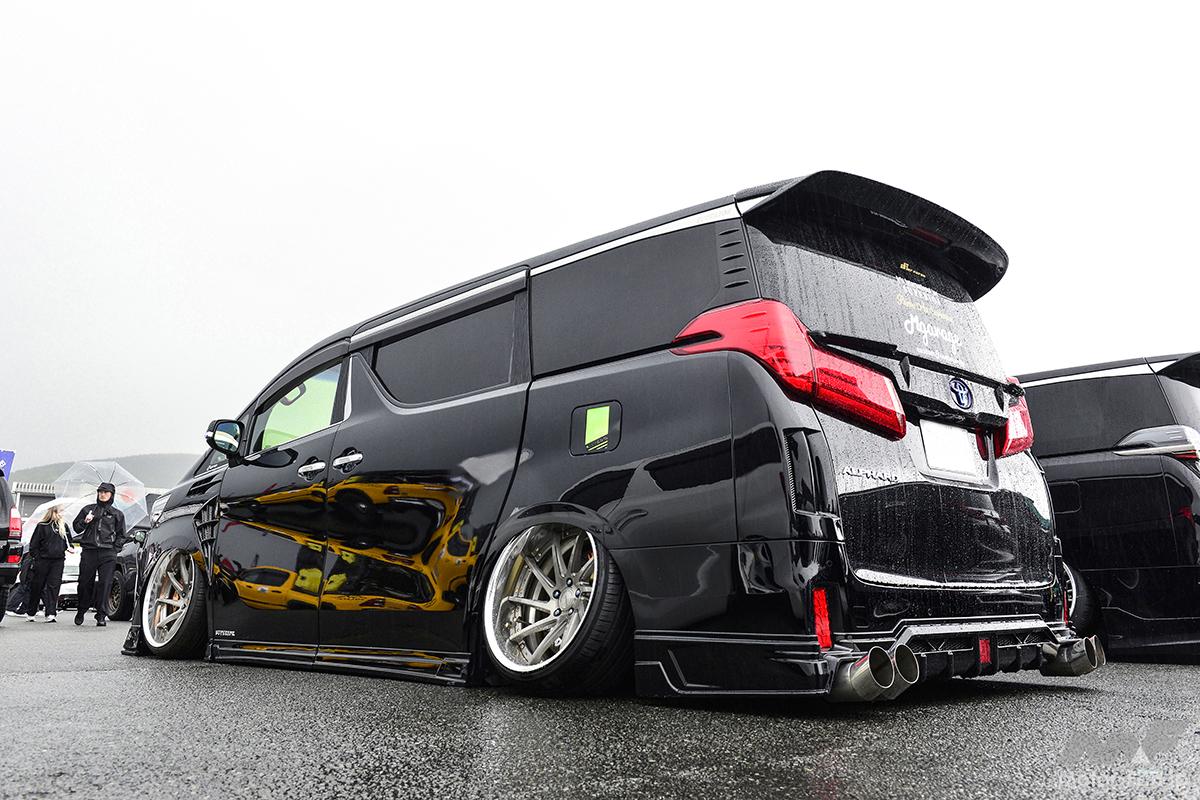 車内のスペアタイヤ（!?）が回っちゃう!? カスタム愛が止まらない『30