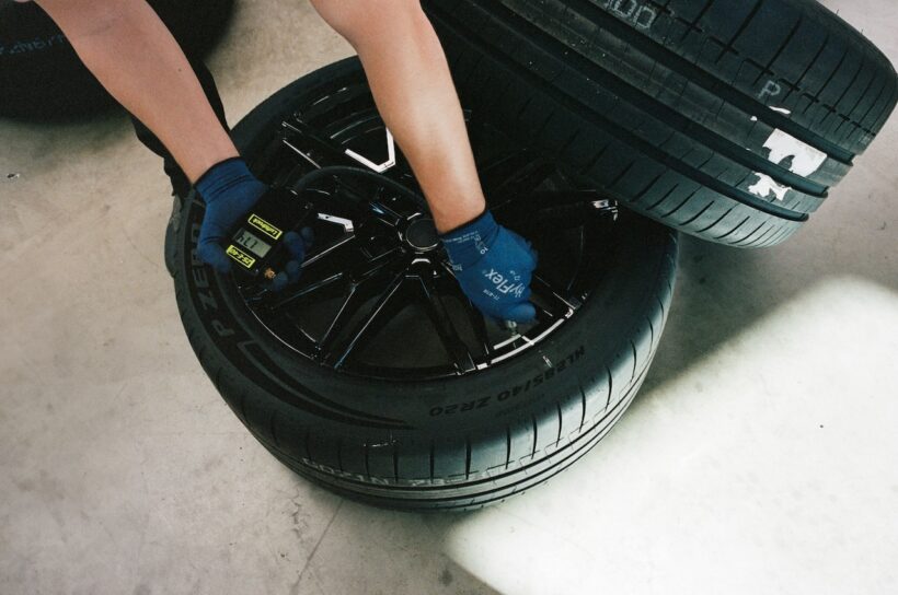 ニュルブルクリンクのガレージ内で整備を受ける「BMW M3 CS ツーリング」。