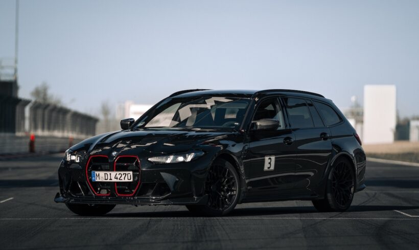 ニュルブルクリンク・ノルトシュライフェを走行する「BMW M3 CS ツーリング」。