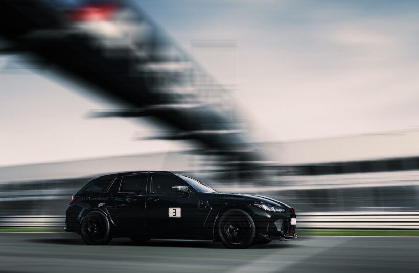 ニュルブルクリンク・ノルトシュライフェを走行する「BMW M3 CS ツーリング」。