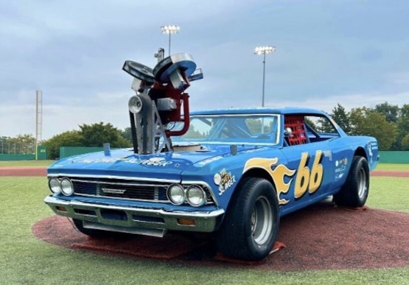 レッズ対ブレーブスの「スピードウェイ・クラシック」において、シボレーはマッスルカーをピッチングマシンに改造した「シェビー スリンガー」を公開した。