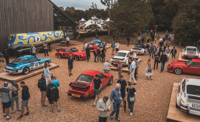 5500人ものポルシェ・ファンが、英国のビスターで開催された「メガフォニックス ’25」に参加した。