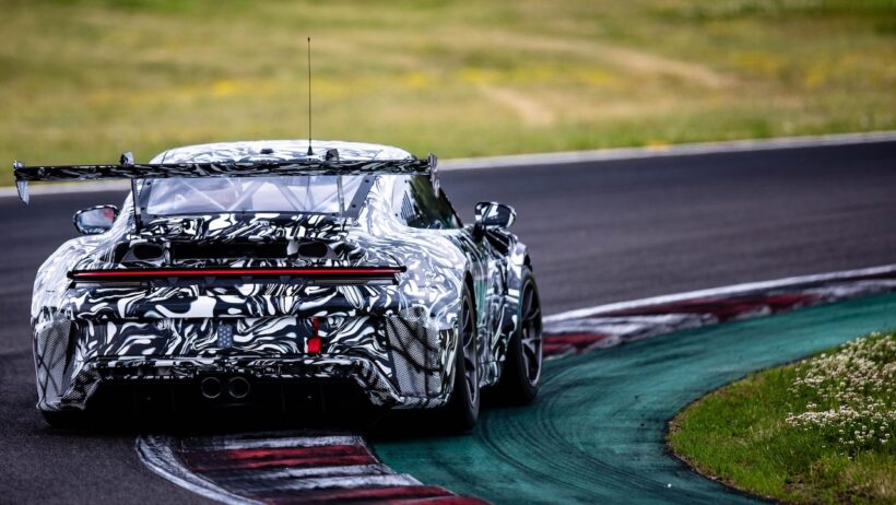 開発テストを行う「ポルシェ 911 カップ」。