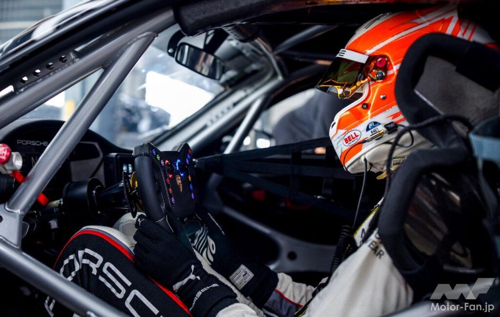 コクピットには新型ステアリングホイールやセンターコントロールパネルを導入し、ドライバーに加えて、チームの整備性も大幅に向上した。