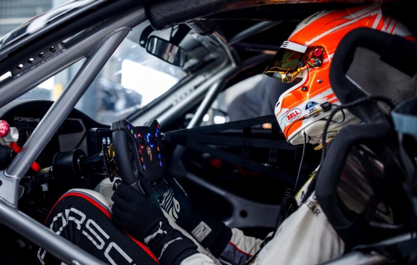 コクピットには新型ステアリングホイールやセンターコントロールパネルを導入し、ドライバーに加えて、チームの整備性も大幅に向上した。