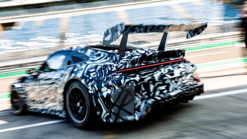 開発テストを行う「ポルシェ 911 カップ」。