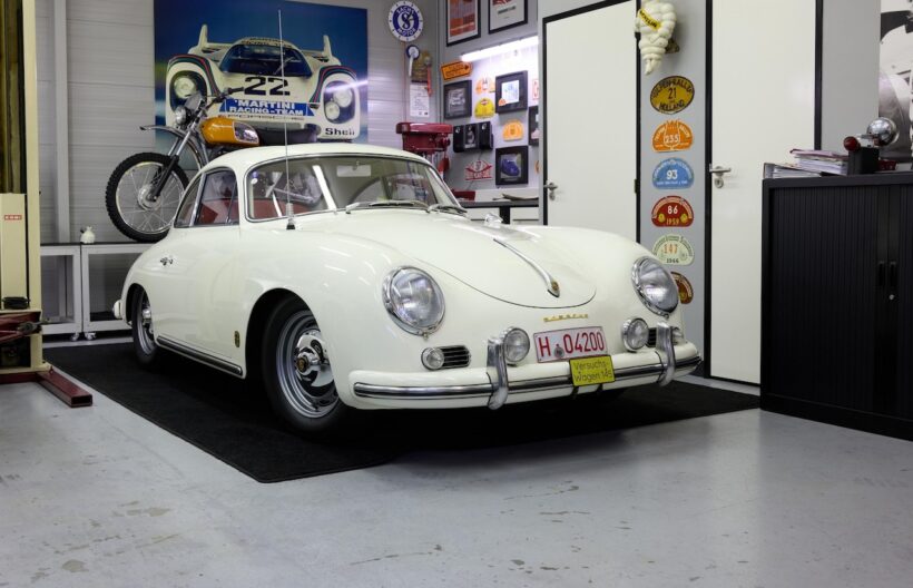 ポーセリン・ホワイトのボディカラーを持つ、1958年型「ポルシェ 356 A クーペ」。