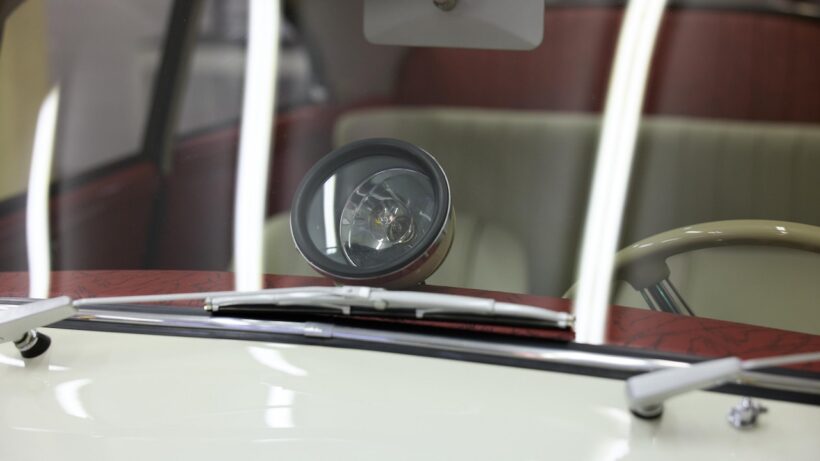 様々な専用装備が搭載された、ラインハルト・シュミットの「ポルシェ 356 A クーペ」。