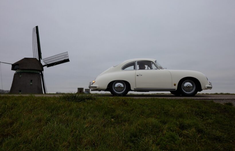 ポーセリン・ホワイトのボディカラーを持つ、1958年型「ポルシェ 356 A クーペ」。