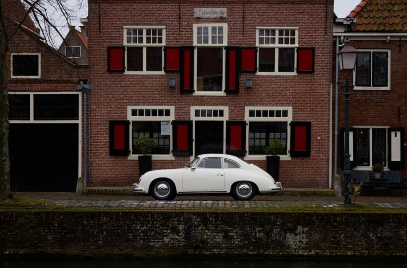 ポーセリン・ホワイトのボディカラーを持つ、1958年型「ポルシェ 356 A クーペ」。