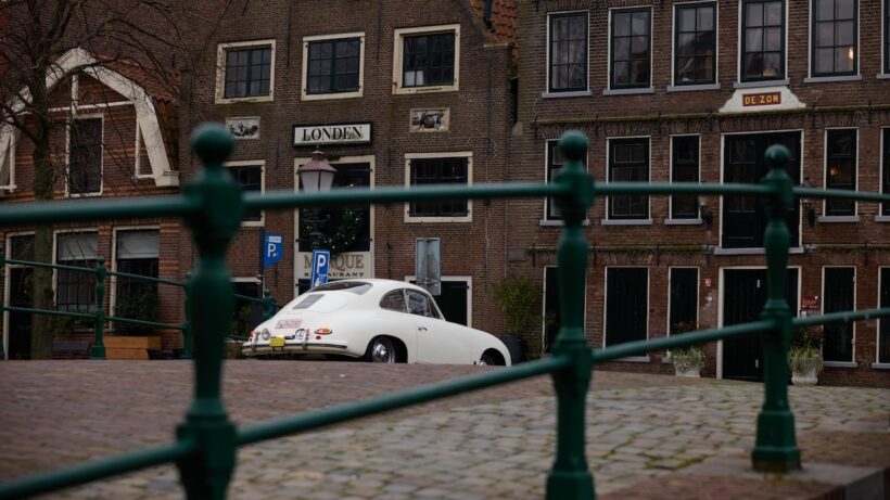 ポーセリン・ホワイトのボディカラーを持つ、1958年型「ポルシェ 356 A クーペ」。