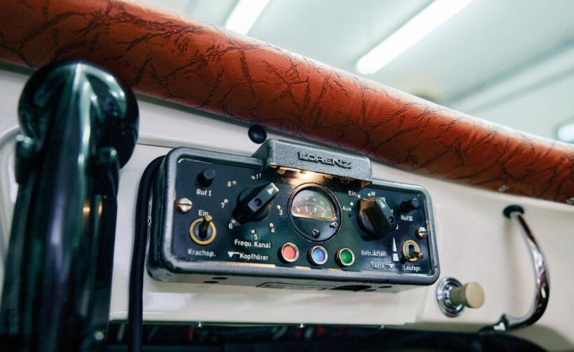 様々な専用装備が搭載された、ラインハルト・シュミットの「ポルシェ 356 A クーペ」。