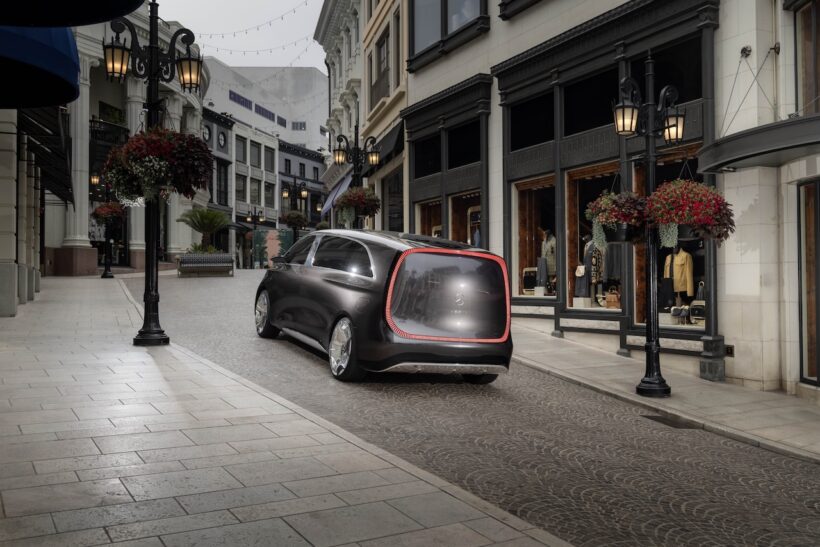 新世代MPVコンセプト「メルセデス・ベンツ ヴィジョン V」の走行シーン。