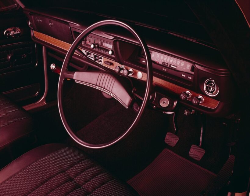 「スカイライン1800」のコクピット