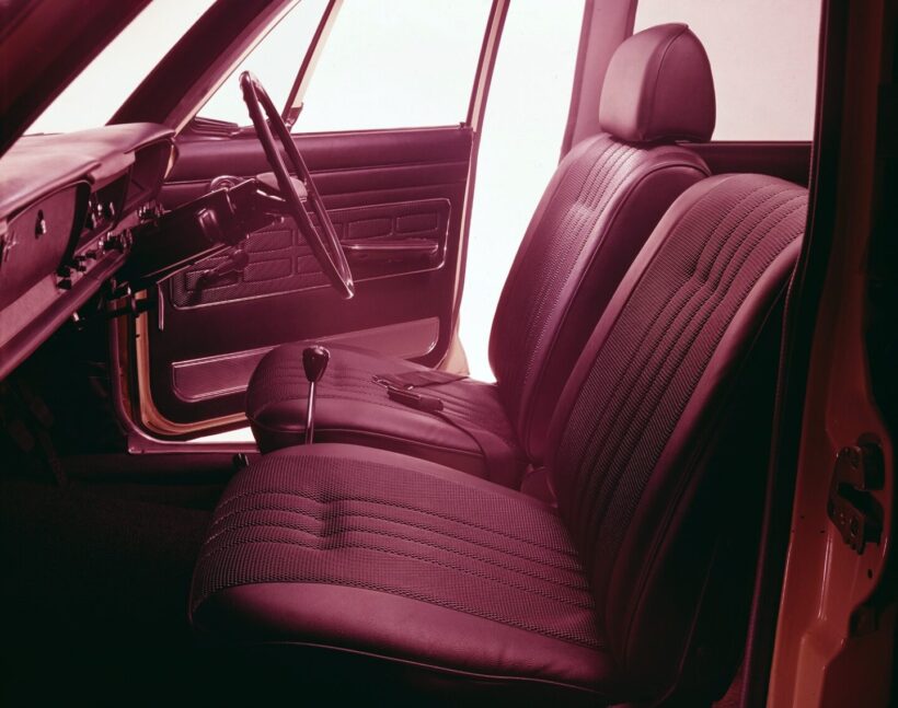 「スカイライン1800」のフロントシート