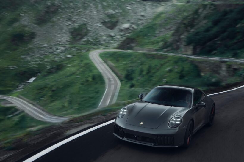 トランスファガラシャンを走行する「911 カレラ 4 GTS “トリビュート トゥ トランスファガラシャン”」。
