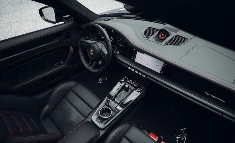「911 カレラ 4 GTS “トリビュート トゥ トランスファガラシャン”」のインテリア。