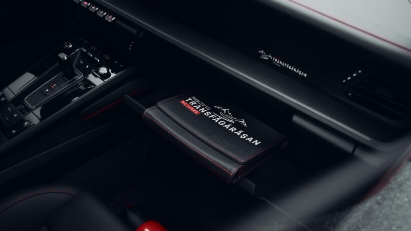「911 カレラ 4 GTS “トリビュート トゥ トランスファガラシャン”」のインテリア。