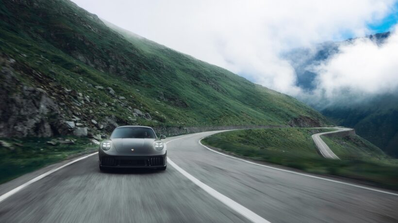 トランスファガラシャンを走行する「911 カレラ 4 GTS “トリビュート トゥ トランスファガラシャン”」。