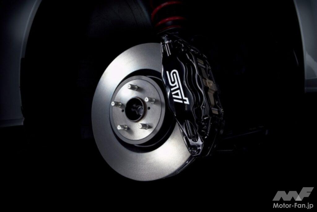 STIロゴ入りbrembo製17インチ対向4ポットフロントベンチレーテッドディスクブレーキ
