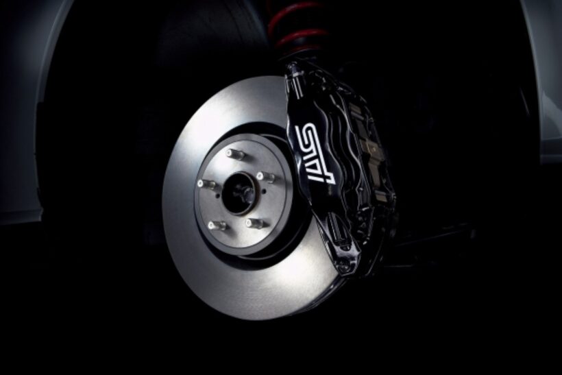 STIロゴ入りbrembo製17インチ対向4ポットフロントベンチレーテッドディスクブレーキ