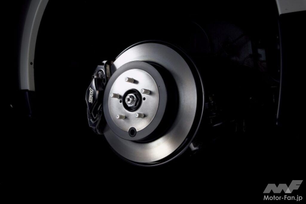 STIロゴ入りbrembo製17インチ対向2ポットリヤベンチレーテッドディスクブレーキ