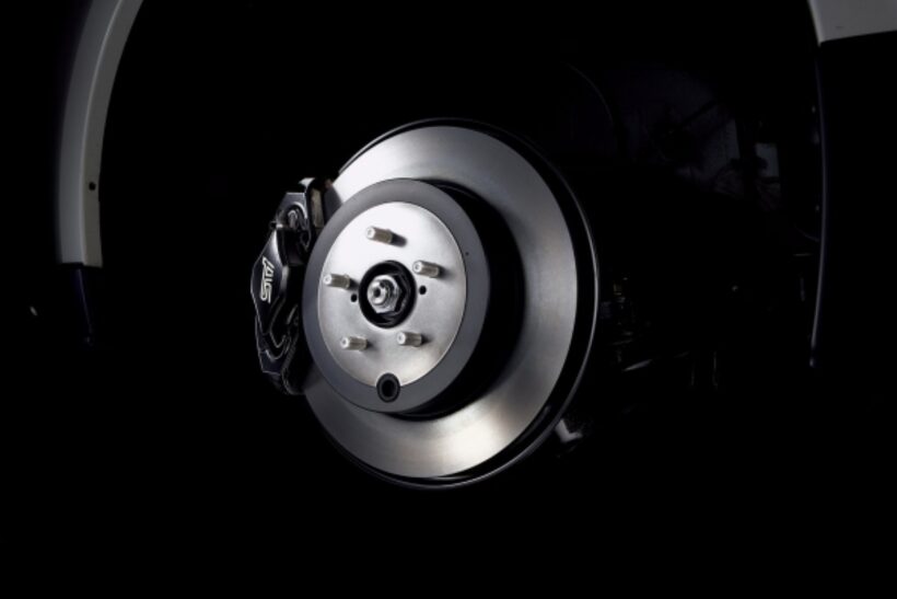 STIロゴ入りbrembo製17インチ対向2ポットリヤベンチレーテッドディスクブレーキ